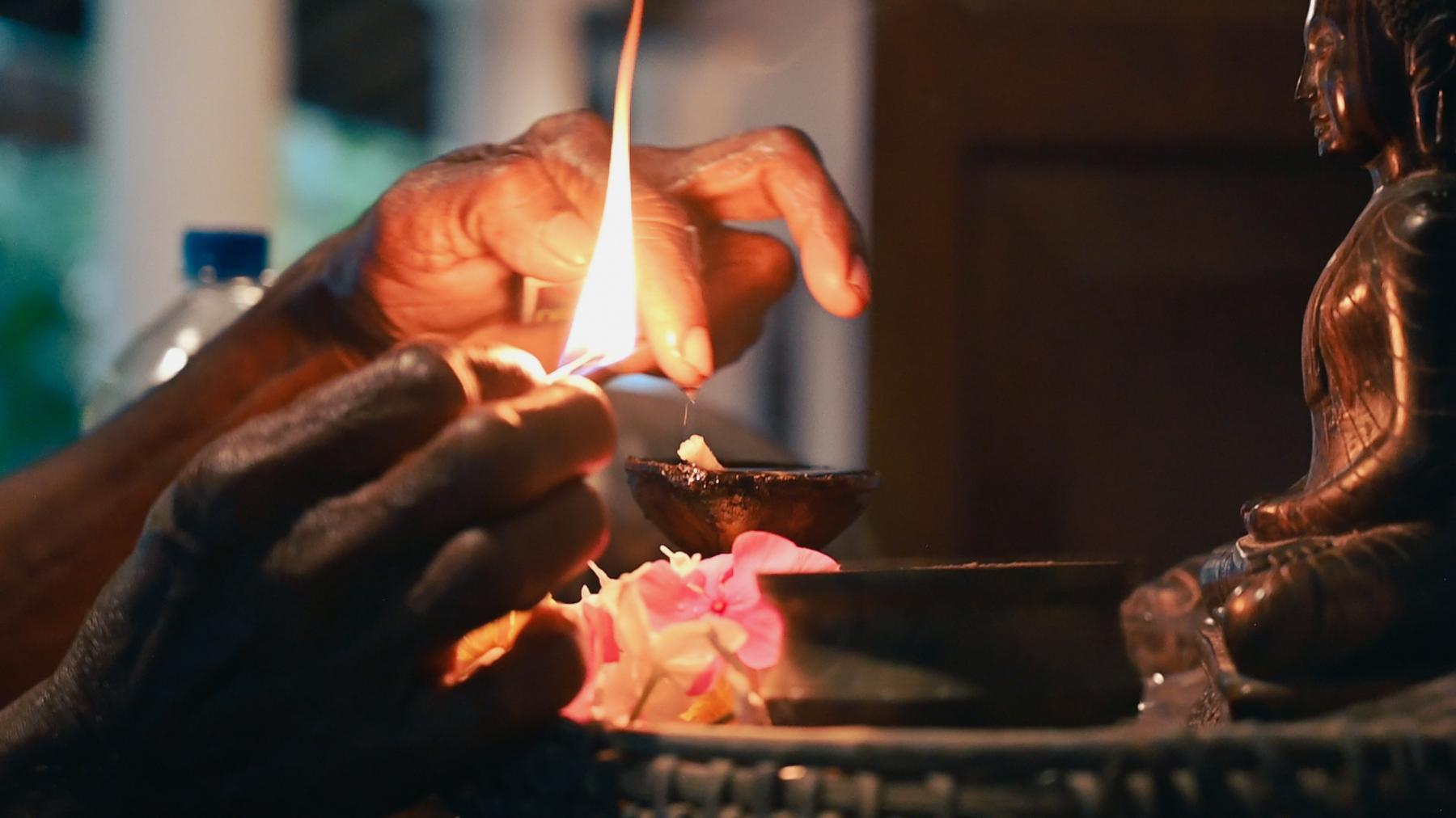 « La nuit tombe sur Suriyakantha… »