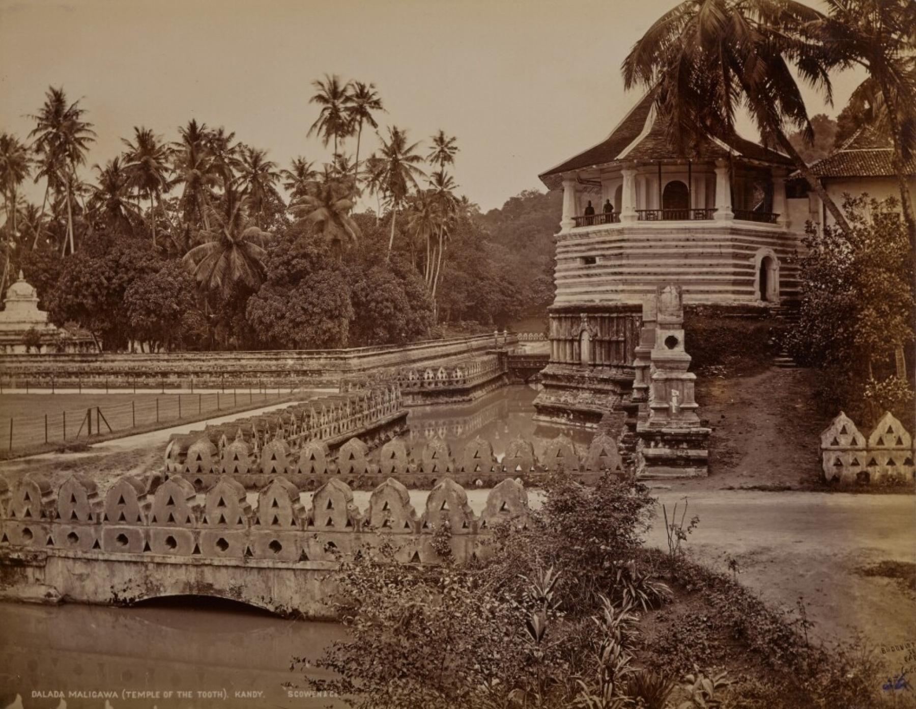 Les archives du centre Suriyakantha contribuent à la campagne de restauration du Temple de la Dent de Kandy